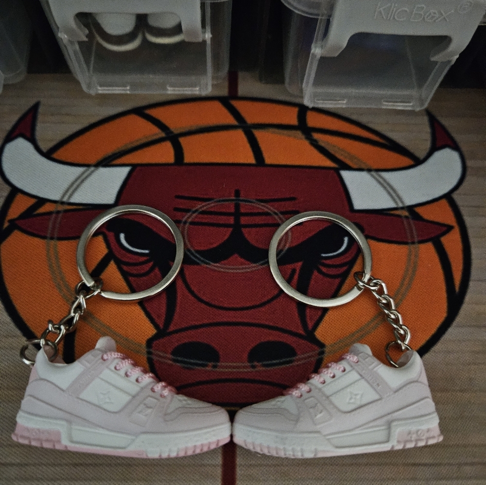 Fashion pair of mini sneakers keychain.(Pink/White). - Picture 3 of 8